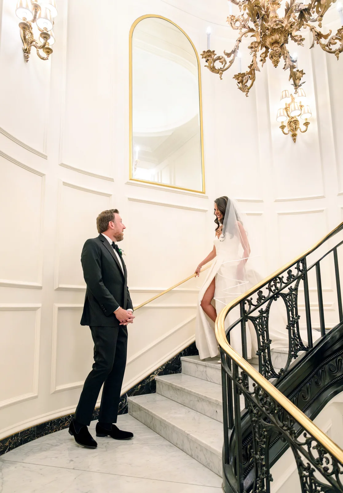 Les mariés réunis sur un grand escalier
